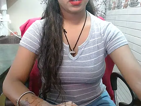 Snapshot of LovingPihu chatting on 10/21/25, 05:40 LovingPihu online show from 10/21/25, 05:40