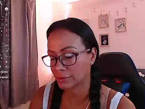 Snapshot of emmily_castro chatting on 10/06/25, 01:01 emmily castro online show from 10/06/25, 01:01