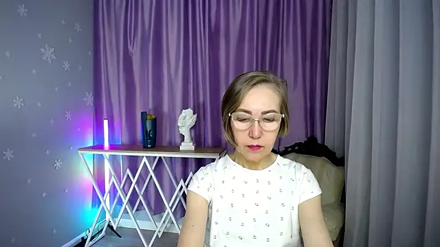 Snapshot of queen_a_n_i chatting on 11/13/25, 09:02 queen a n i online show from 11/13/25, 09:02