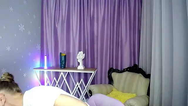 Snapshot of queen_a_n_i chatting on 09/21/25, 11:15 queen a n i online show from 09/21/25, 11:15