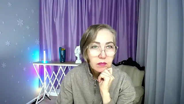 Snapshot of queen_a_n_i chatting on 10/21/25, 10:14 queen a n i online show from 10/21/25, 10:14