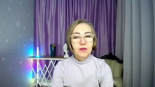 Snapshot of queen_a_n_i chatting on 11/24/25, 10:37 queen a n i online show from 11/24/25, 10:37