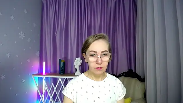 Snapshot of queen_a_n_i chatting on 11/14/25, 09:57 queen a n i online show from 11/14/25, 09:57