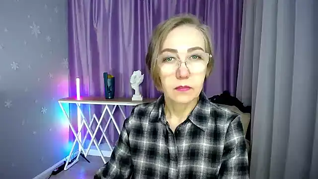 Snapshot of queen_a_n_i chatting on 10/23/25, 09:52 queen a n i online show from 10/23/25, 09:52