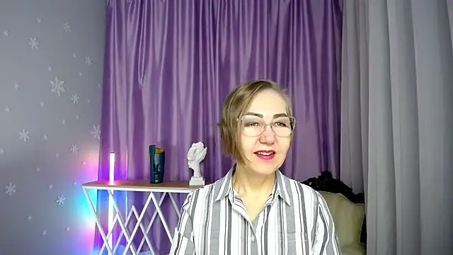 Snapshot of queen_a_n_i chatting on 11/20/25, 08:15 queen a n i online show from 11/20/25, 08:15