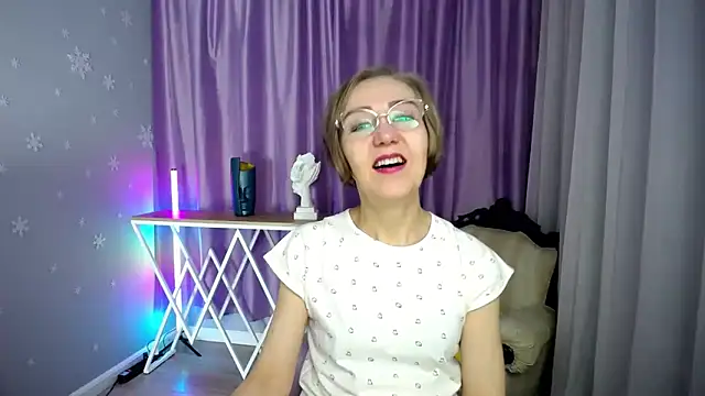 Snapshot of queen_a_n_i chatting on 10/19/25, 10:07 queen a n i online show from 10/19/25, 10:07