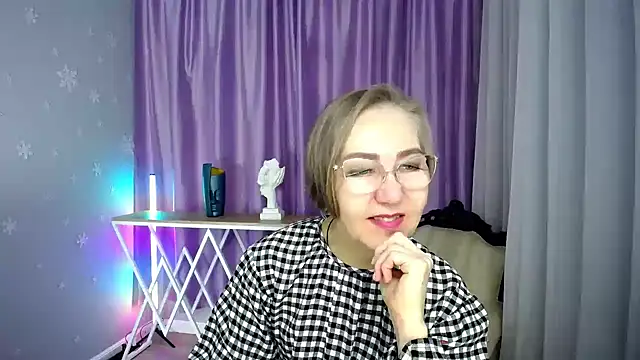 Snapshot of queen_a_n_i chatting on 10/07/25, 10:49 queen a n i online show from 10/07/25, 10:49