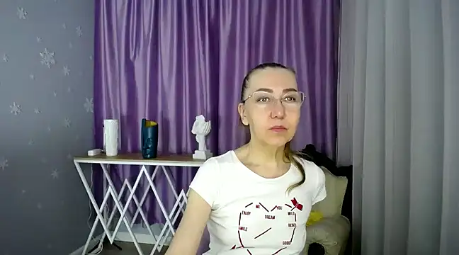 Snapshot of queen_a_n_i chatting on 03/15/25, 08:15 queen a n i online show from 03/15/25, 08:15