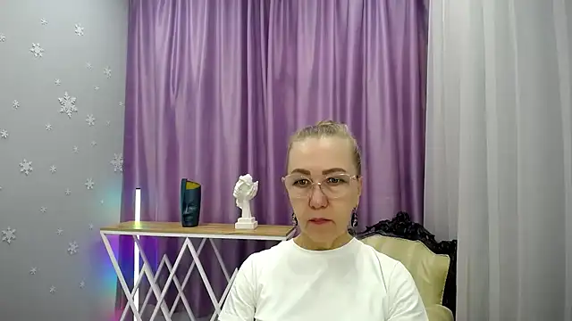 Snapshot of queen_a_n_i chatting on 09/19/25, 08:51 queen a n i online show from 09/19/25, 08:51