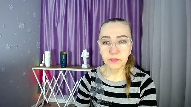 Snapshot of queen_a_n_i chatting on 02/24/25, 03:33 queen a n i online show from 02/24/25, 03:33