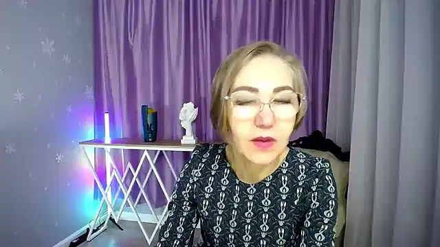 Snapshot of queen_a_n_i chatting on 10/14/25, 12:39 queen a n i online show from 10/14/25, 12:39