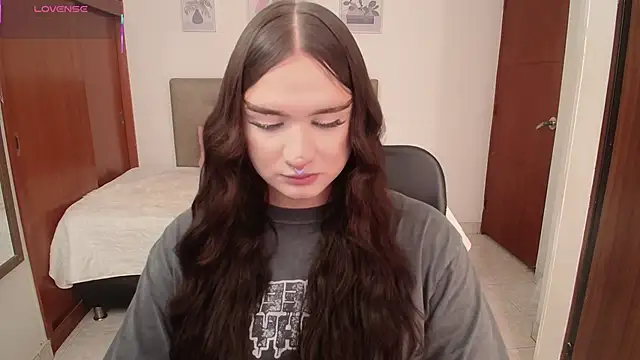 Snapshot of Miley_Baker chatting on 01/12/26, 06:36 Miley Baker online show from 01/12/26, 06:36