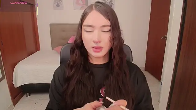 Snapshot of Miley_Baker chatting on 01/10/26, 02:45 Miley Baker online show from 01/10/26, 02:45