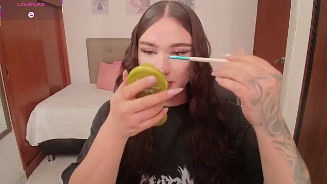 Snapshot of Miley_Baker chatting on 01/08/26, 02:45 Miley Baker online show from 01/08/26, 02:45