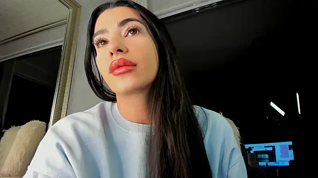 Snapshot of Naila18 chatting on 01/13/26, 04:27 Naila18 online show from 01/13/26, 04:27