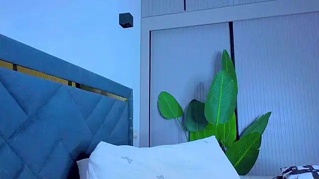 Mia Tin online show from 09/13/25, 04:07