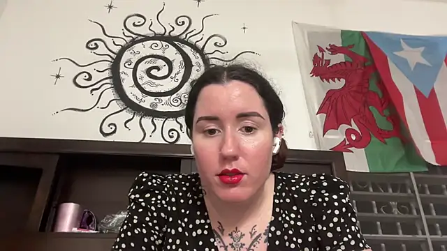 Snapshot of poppergirl69 chatting on 10/26/25, 12:44 poppergirl69 online show from 10/26/25, 12:44