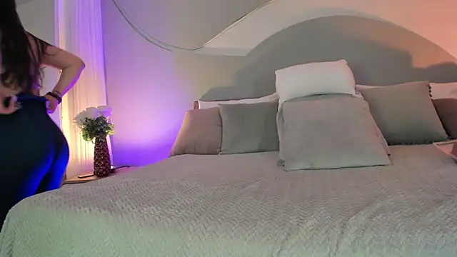 Snapshot of Nicolle_W chatting on 11/08/25, 11:58 Nicolle W online show from 11/08/25, 11:58