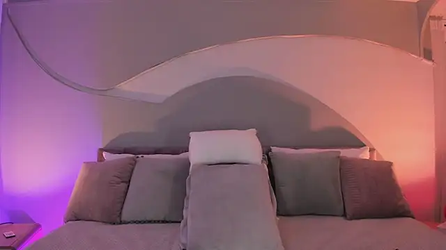 Snapshot of Nicolle_W chatting on 11/05/25, 11:46 Nicolle W online show from 11/05/25, 11:46