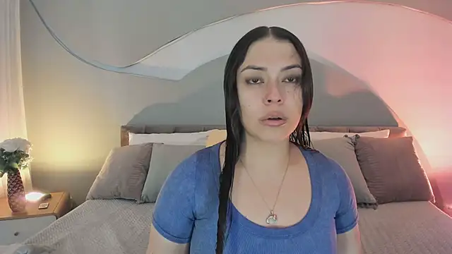 Snapshot of Nicolle_W chatting on 11/03/25, 12:42 Nicolle W online show from 11/03/25, 12:42