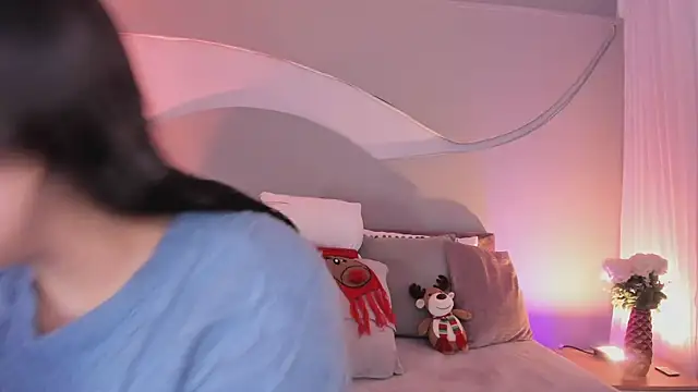 Snapshot of Nicolle_W chatting on 12/05/25, 11:53 Nicolle W online show from 12/05/25, 11:53