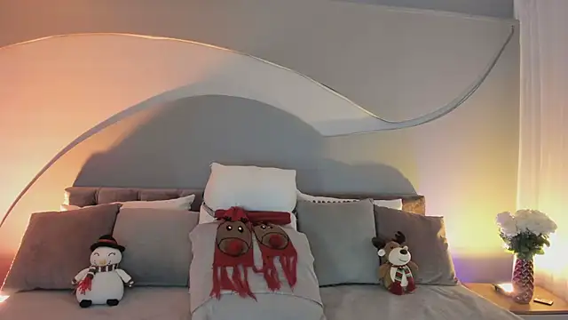 Snapshot of Nicolle_W chatting on 12/16/25, 11:58 Nicolle W online show from 12/16/25, 11:58