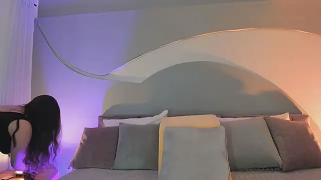 Snapshot of Nicolle_W chatting on 11/01/25, 11:37 Nicolle W online show from 11/01/25, 11:37