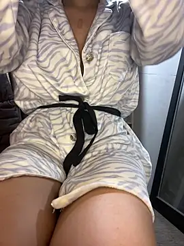 Snapshot of DulceMya6 chatting on 01/31/25, 01:01 DulceMya6 online show from 01/31/25, 01:01