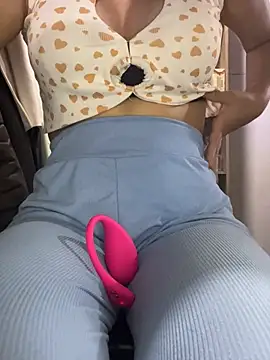 Snapshot of DulceMya6 chatting on 01/04/25, 11:48 DulceMya6 online show from 01/04/25, 11:48