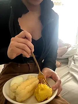 Snapshot of DulceMya6 chatting on 11/03/25, 12:42 DulceMya6 online show from 11/03/25, 12:42