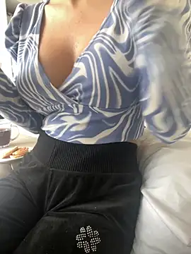 Snapshot of DulceMya6 chatting on 12/01/25, 01:23 DulceMya6 online show from 12/01/25, 01:23