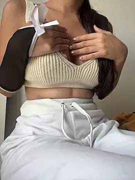 Snapshot of DulceMya6 chatting on 06/18/26, 02:33 DulceMya6 online show from 06/18/26, 02:33