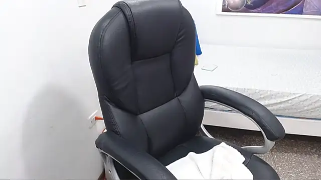 emiliaa hot online show from 12/13/25, 09:43