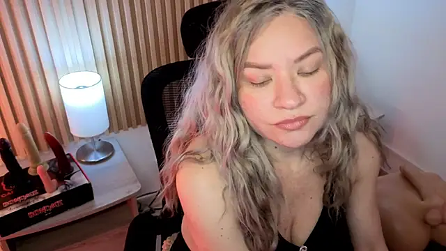 MarianL0ve online show from 11/13/25, 11:03