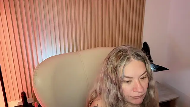 MarianL0ve online show from 10/18/25, 11:01