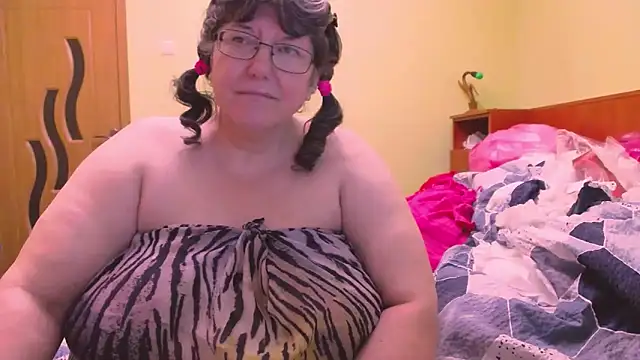 HugeTits online show from 12/15/25, 01:44