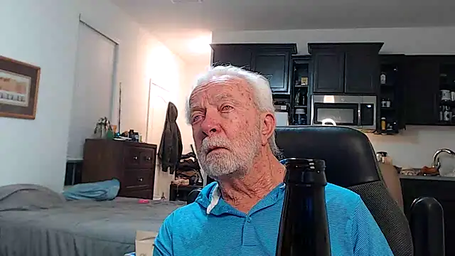 Snapshot of rockpoint69 chatting on 10/24/25, 01:04 rockpoint69 online show from 10/24/25, 01:04