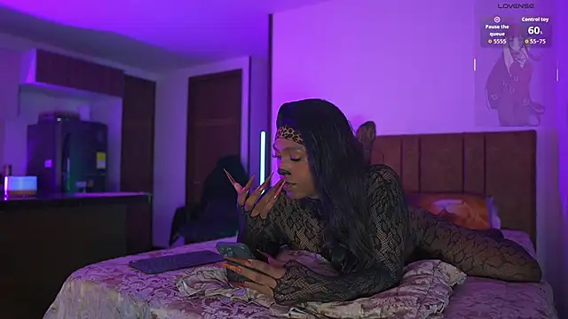 Snapshot of AmberRaus chatting on 10/28/25, 01:17 AmberRaus online show from 10/28/25, 01:17