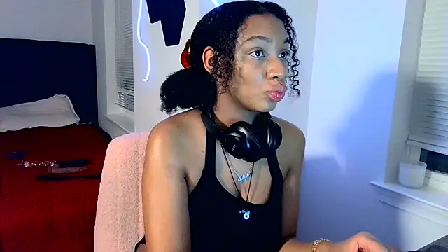 Snapshot of EatSweetMolly chatting on 02/20/25, 10:48 EatSweetMolly online show from 02/20/25, 10:48