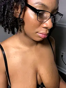 Snapshot of EatSweetMolly chatting on 09/29/25, 04:30 EatSweetMolly online show from 09/29/25, 04:30