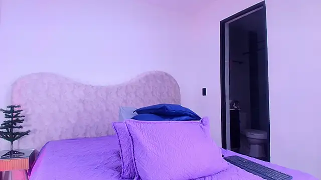 Snapshot of shelsyloreds chatting on 12/04/25, 11:53 shelsyloreds online show from 12/04/25, 11:53