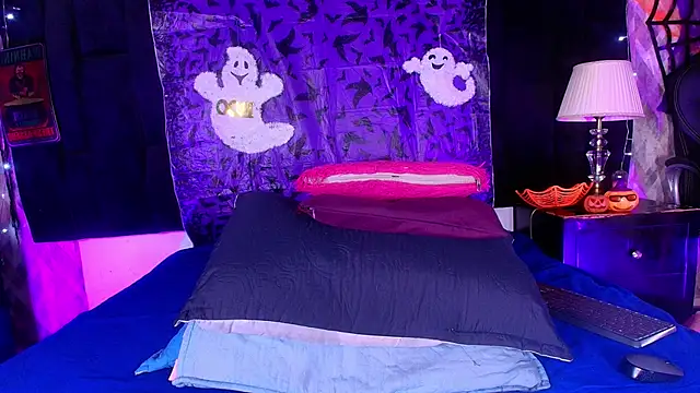 Snapshot of shelsyloreds chatting on 10/15/25, 12:02 shelsyloreds online show from 10/15/25, 12:02