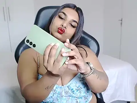 Snapshot of layla_amin chatting on 12/17/24, 12:11 layla amin online show from 12/17/24, 12:11