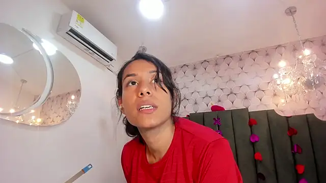 Snapshot of PilarJones_ chatting on 02/19/25, 12:33 PilarJones online show from 02/19/25, 12:33