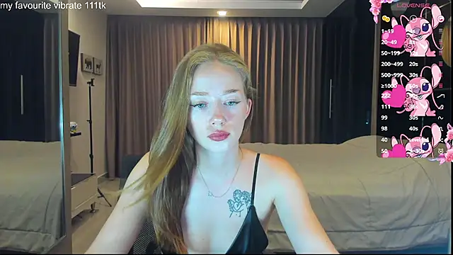 Snapshot of Hot_Mia_ chatting on 10/03/25, 01:12 Hot Mia online show from 10/03/25, 01:12