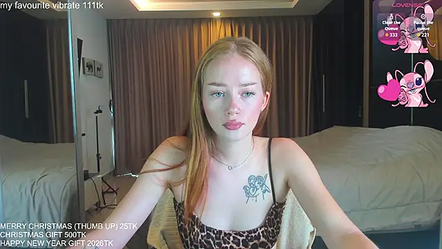 Snapshot of Hot_Mia_ chatting on 12/17/25, 06:18 Hot Mia online show from 12/17/25, 06:18