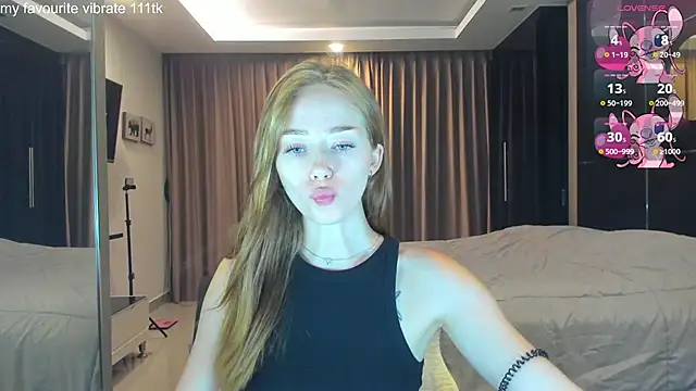 Snapshot of Hot_Mia_ chatting on 11/14/25, 01:37 Hot Mia online show from 11/14/25, 01:37