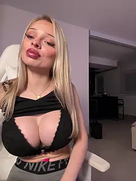 Snapshot of HannaXLove chatting on 12/15/25, 04:35 HannaXLove online show from 12/15/25, 04:35