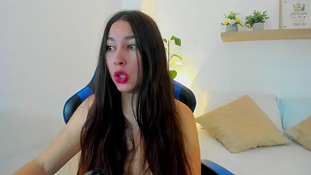 Snapshot of bella_99_ chatting on 06/20/26, 11:48 bella 99 online show from 06/20/26, 11:48