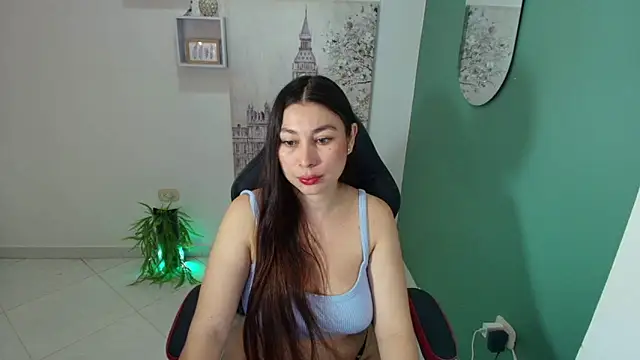 Snapshot of bella_99_ chatting on 10/06/25, 01:23 bella 99 online show from 10/06/25, 01:23